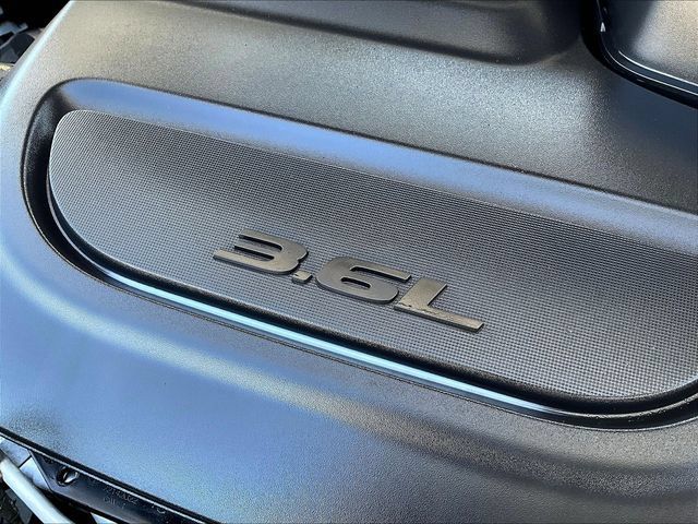 Used 2024 Chrysler Pacifica Touring-L FWD image 32