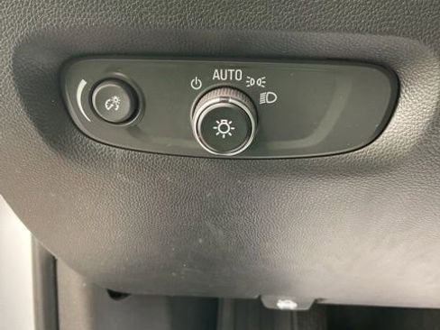 Used 2023 Chevrolet Traverse LT image 25