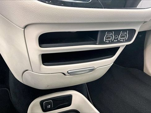 Used 2024 Chrysler Pacifica Touring-L FWD image 33