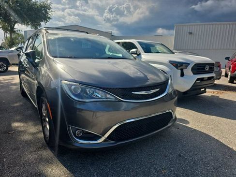 Used 2020 Chrysler Pacifica Touring-L FWD image 1
