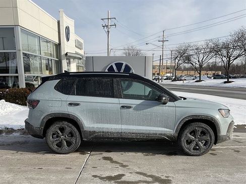 New 2026 Volkswagen Taos SE image 3