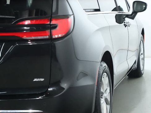 Used 2023 Chrysler Pacifica Touring-L image 45