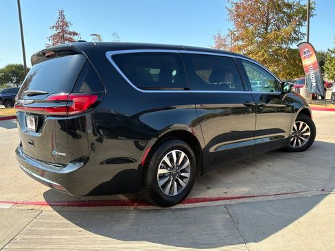 Used 2023 Chrysler Pacifica Touring-L FWD image 6