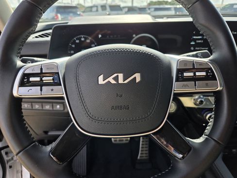 Used 2025 Kia Telluride SX w/ SX Captain's Chair Package FWD image 19