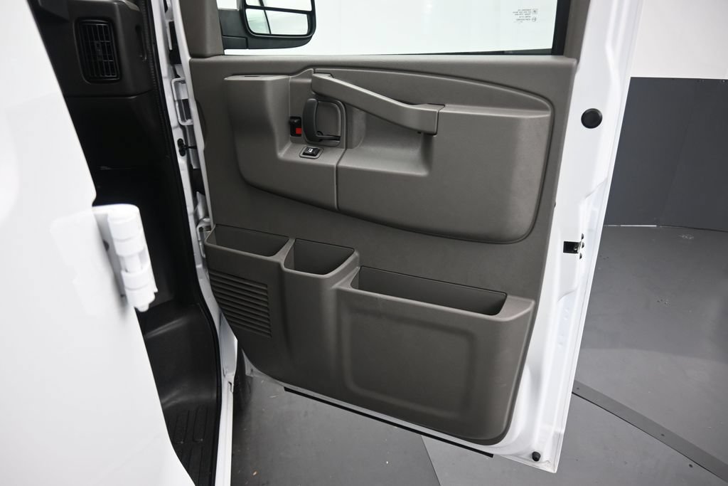 Used 2025 Chevrolet Express 2500 RWD image 34