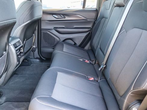 Used 2025 Jeep Grand Cherokee Laredo X RWD image 17
