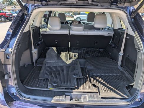 Used 2021 Toyota Highlander XLE image 11