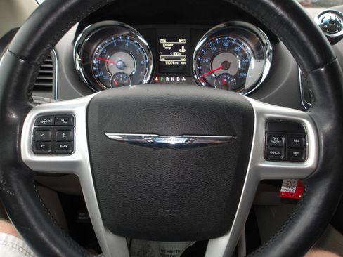 Used 2016 Chrysler Town & Country Touring w/ Driver Convenience Group FWD image 11