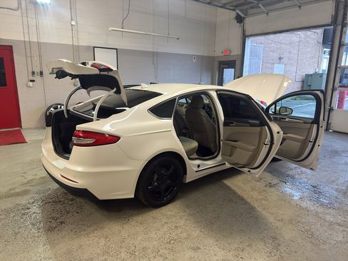 Used 2019 Ford Fusion SE image 12