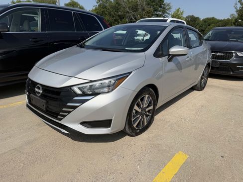 Used 2025 Nissan Versa SV FWD image 1