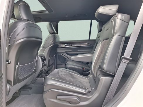 Used 2023 Jeep Grand Cherokee L Altitude image 11