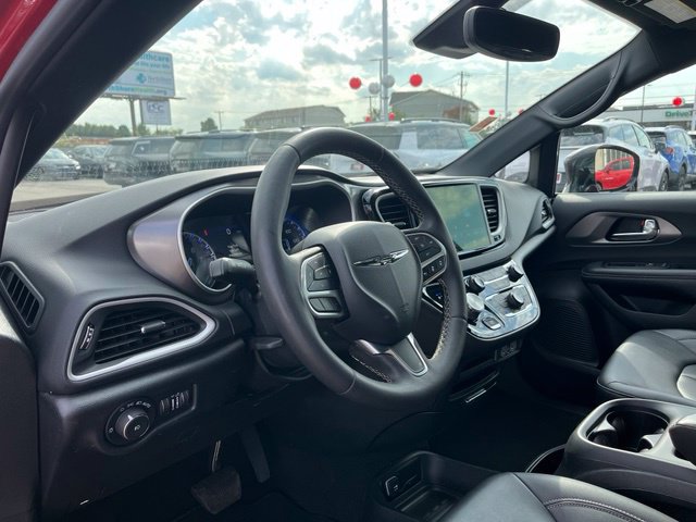 Used 2025 Chrysler Pacifica Select FWD image 19