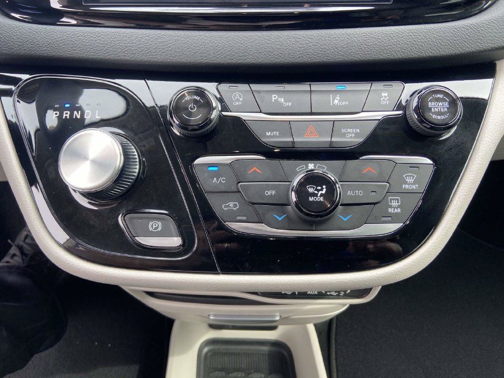 Used 2024 Chrysler Pacifica Touring-L FWD image 20
