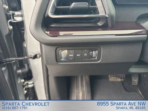 Used 2025 Chevrolet Traverse Z71 image 11