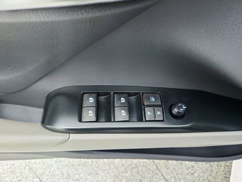 Used 2020 Toyota Camry SE w/ Sunroof Package image 19