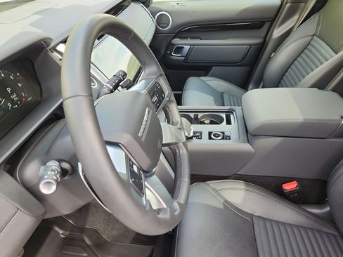 Certified 2025 Land Rover Discovery S image 22
