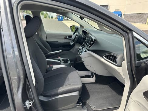 Used 2018 Chrysler Pacifica Touring Plus w/ Tire & Wheel Group FWD image 21
