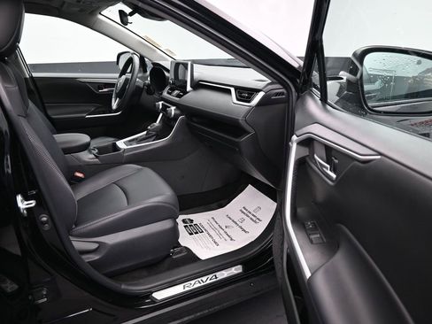 Used 2023 Toyota RAV4 XLE Premium image 13