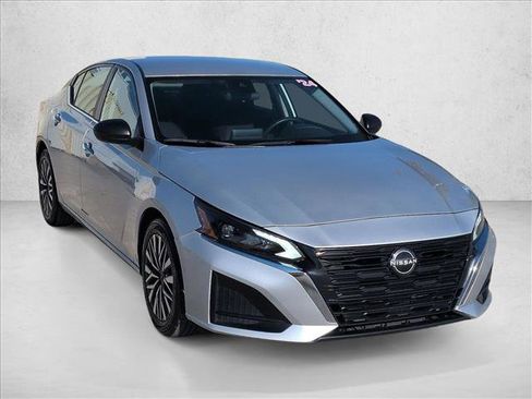 Used 2024 Nissan Altima 2.5 SV image 3