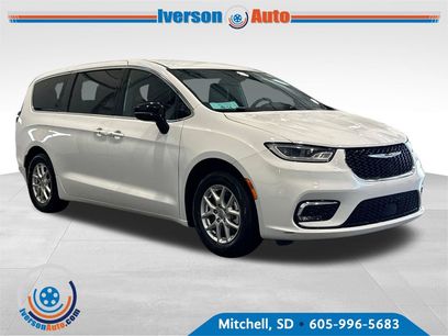 Used 2025 Chrysler Pacifica Select