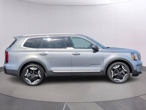Used 2025 Kia Telluride S FWD image 8