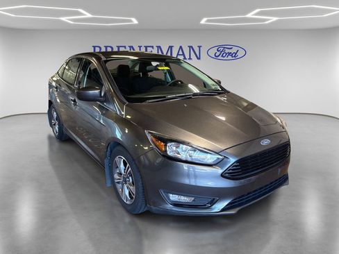 Used 2018 Ford Focus SE w/ SE Appearance Package FWD image 3