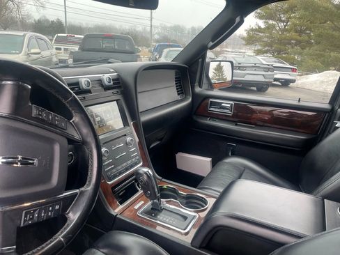 Used 2017 Lincoln Navigator Select image 14