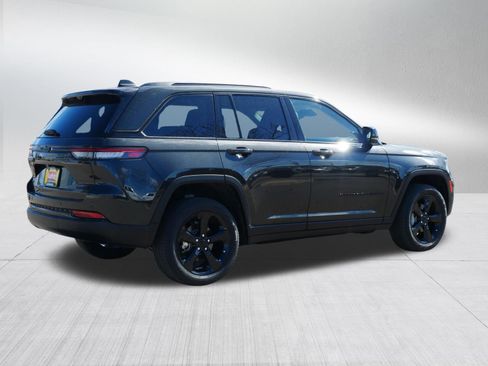 Used 2023 Jeep Grand Cherokee Limited w/ Luxury Tech Group II image 7