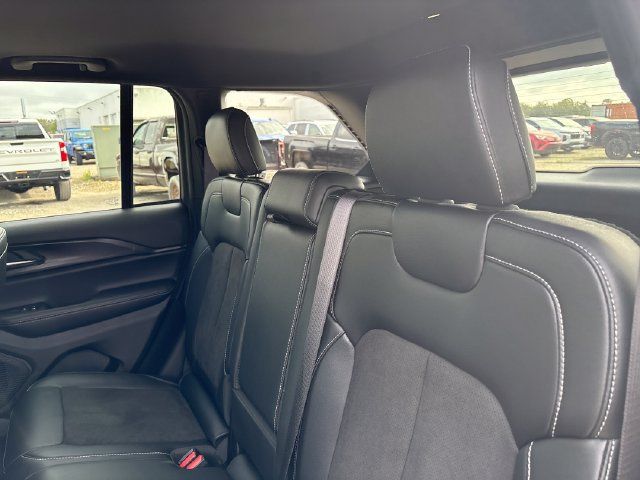 Used 2025 Jeep Grand Cherokee Altitude AWD/4WD image 22