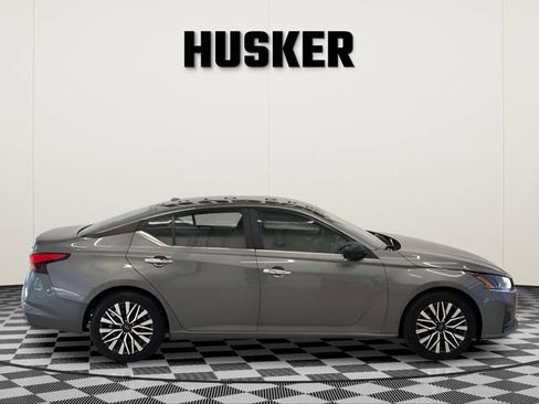Used 2024 Nissan Altima 2.5 SV FWD image 2