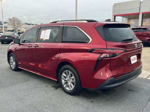 Certified 2022 Toyota Sienna XLE w/ XLE Plus Package image 4