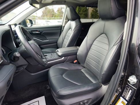 Used 2023 Toyota Highlander XLE image 18