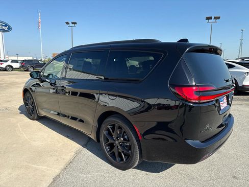 New 2026 Chrysler Pacifica Limited w/ S Appearance Package FWD image 8