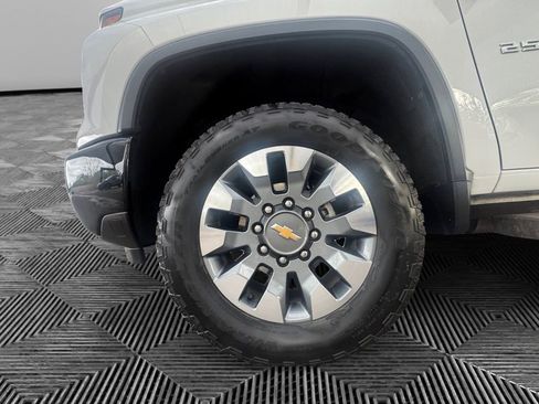 Used 2024 Chevrolet Silverado 2500 Custom w/ Custom Convenience Package image 9