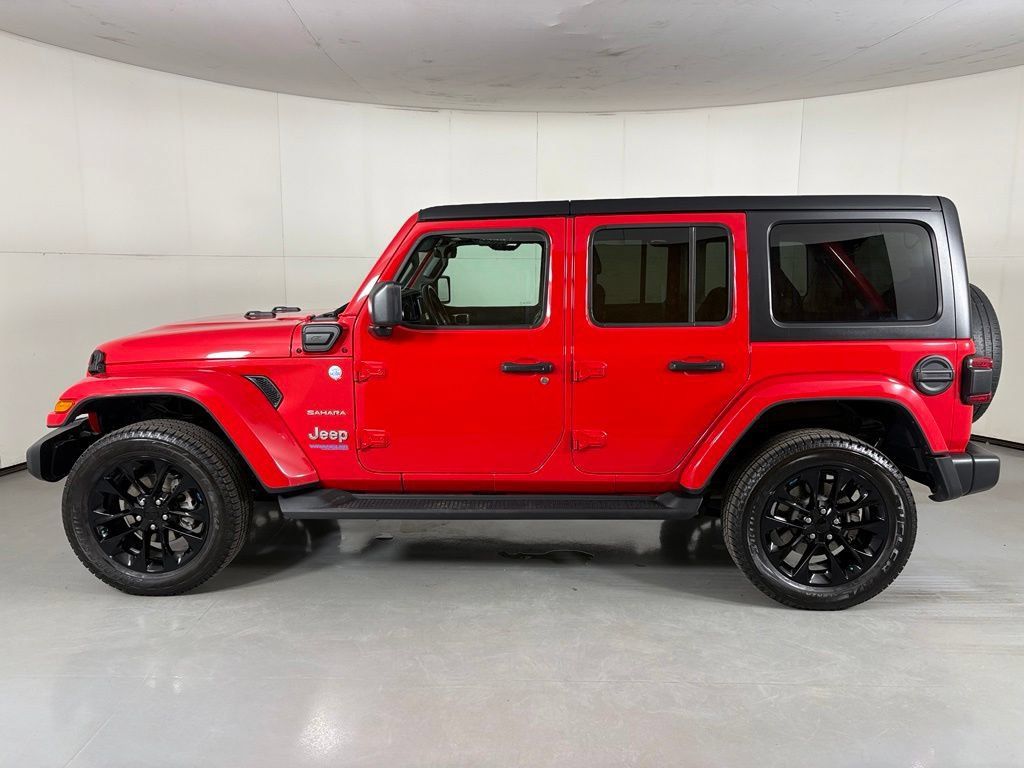 Used 2022 Jeep Wrangler Unlimited Sahara w/ Cold Weather Group AWD/4WD image 5