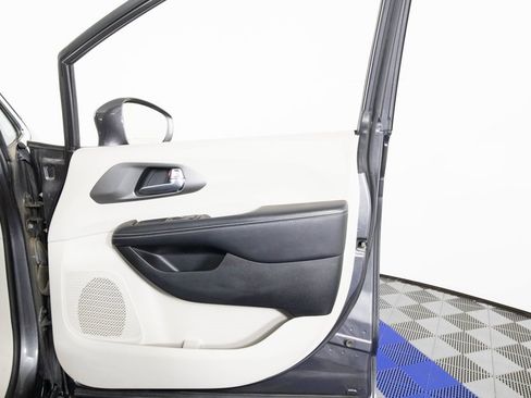 Used 2022 Chrysler Pacifica Touring-L image 18