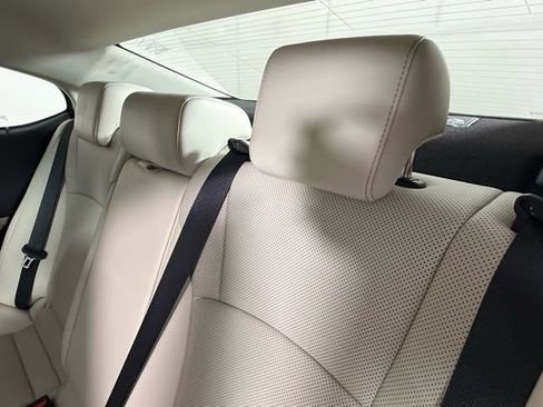 Certified 2025 Lexus ES 300h w/ Premium Package image 24