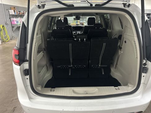 Used 2024 Chrysler Pacifica Touring-L image 28