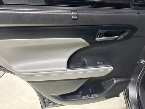 Used 2022 Toyota Highlander XLE AWD/4WD image 14