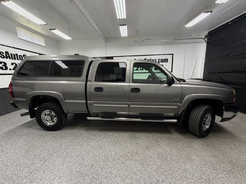 Used 2006 Chevrolet Silverado 2500 LT w/ Heavy-Duty Power Package AWD/4WD image 2