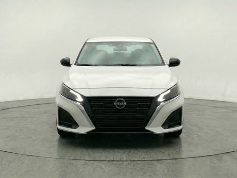Used 2025 Nissan Altima 2.5 SV FWD image 2