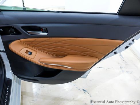 Used 2019 Toyota Avalon Limited image 21