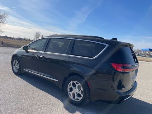 Used 2023 Chrysler Pacifica Limited w/ Uconnect Theater Family Group image 3