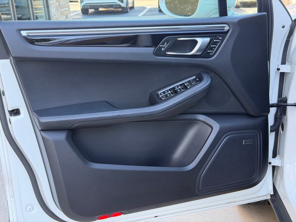 Used 2023 Porsche Macan AWD/4WD image 16