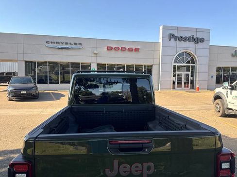 Used 2024 Jeep Gladiator Mojave AWD/4WD image 10