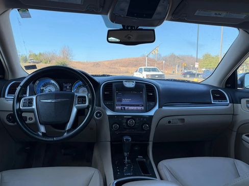 Used 2011 Chrysler 300 Limited image 12
