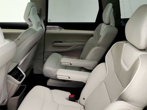 Used 2025 Volvo EX90 Ultra AWD/4WD image 20