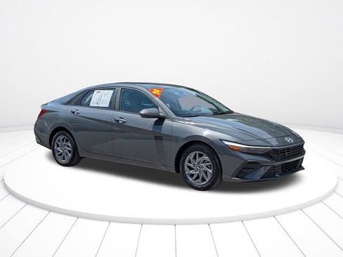 Used 2024 Hyundai Elantra SEL FWD image 2