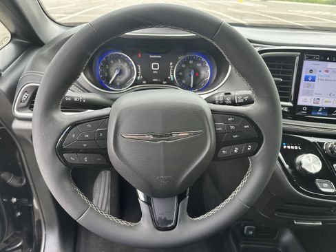 Used 2024 Chrysler Pacifica Touring FWD image 14