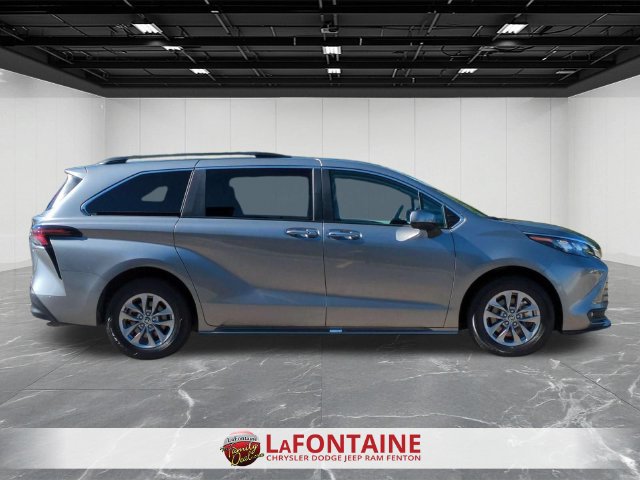 Used 2026 Toyota Sienna XLE FWD image 6